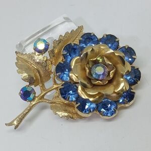 * vintage aurora borealis blue stones flower pin brooch